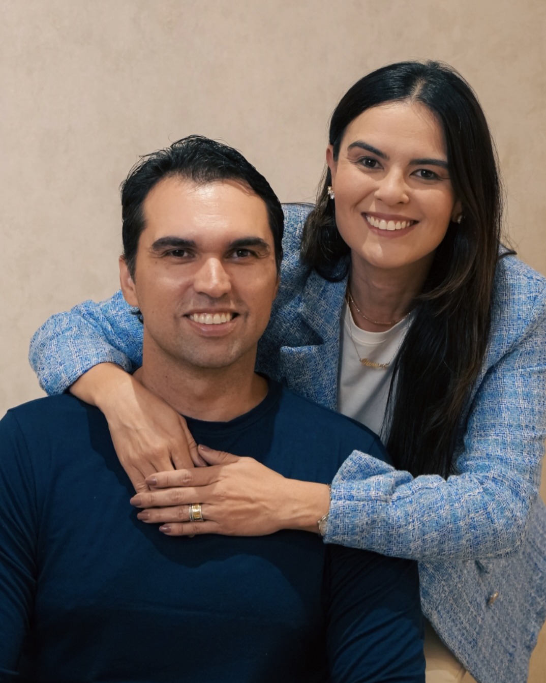 Marcos e Viviane abraçados